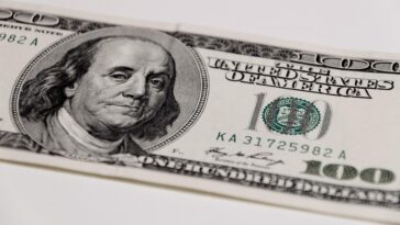 – The intraday high is 298.58 USD and the intraday low is 290.7 USD.