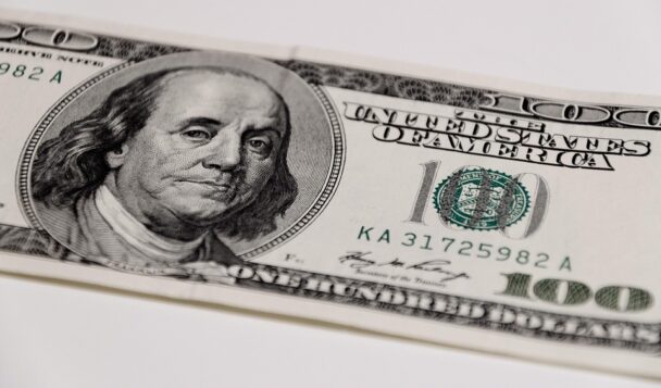 – The intraday high is 298.58 USD and the intraday low is 290.7 USD.